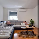 Pod Orehi - Hisa Na Podezelju - Razprseni Jeruzalem Slovenija